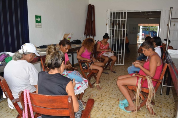 Mujeres y jóvenes de la Zona Bananera participan en la Escuela-Taller de Fundación Banasan