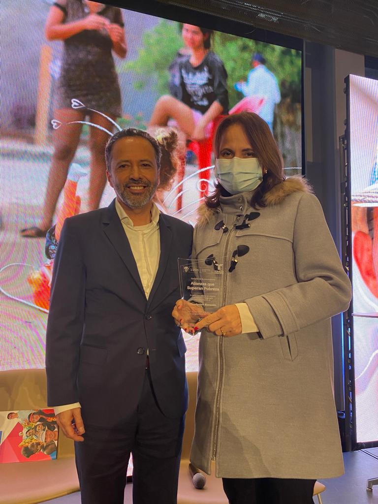 Directora de la Fundación Banasan recibe premio nacional por el programa "A mil contra la desnutrición" en ceremonia oficial.