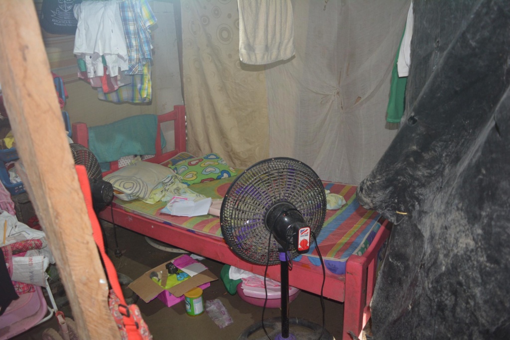 Beneficiaria del programa Construyendo Sueños mostrando las mejoras en su vivienda.