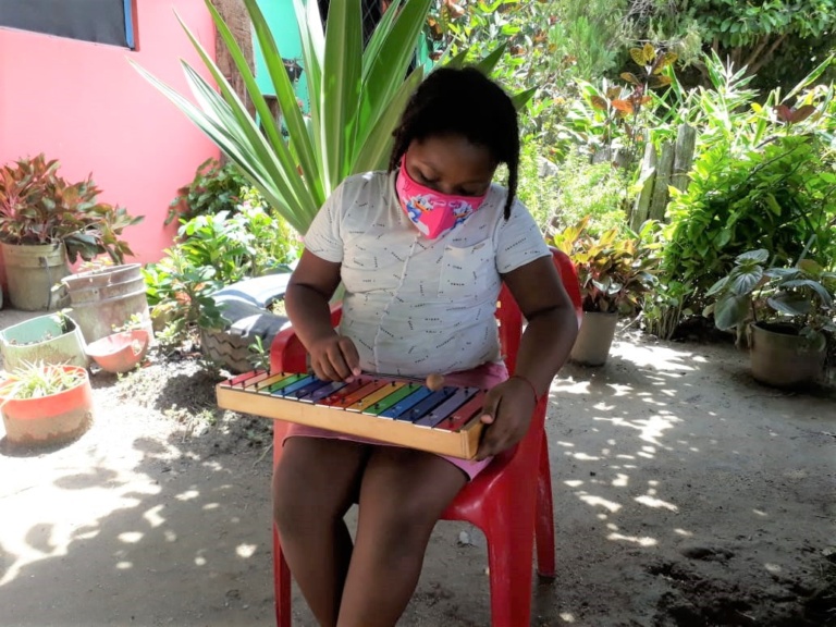 Estudiantes de la Fundación Banasan tocando instrumentos en una clase de música