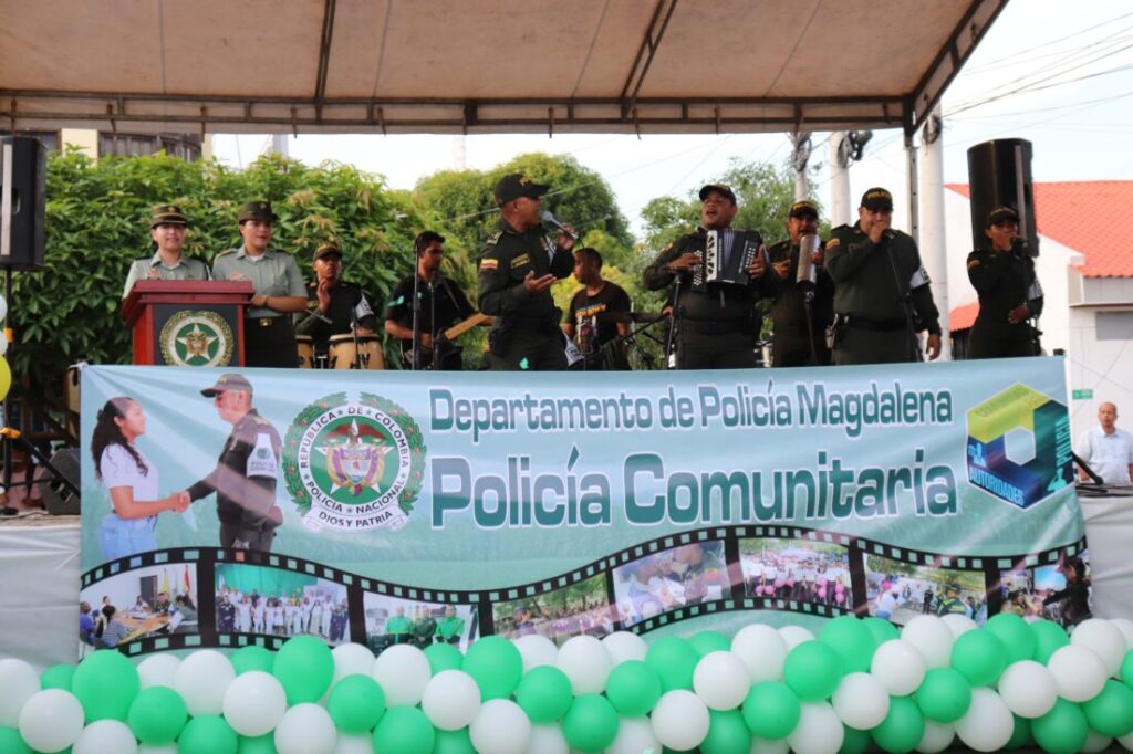 Líderes comunitarios y policías trabajando juntos en el lanzamiento de la Policía Comunitaria con el respaldo de Banasan S.A.S.