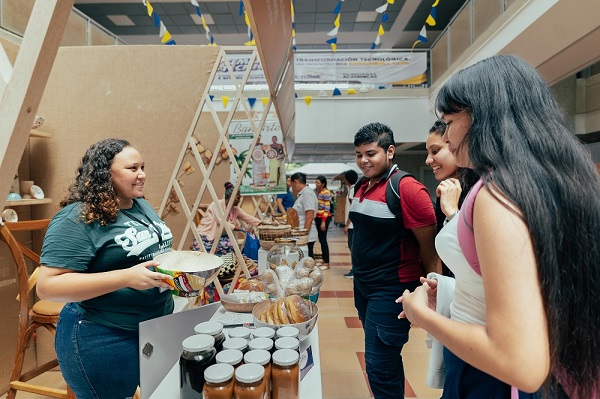 Presentación cultural en la feria artesanal y cultural respaldada por Fundación Banasan.