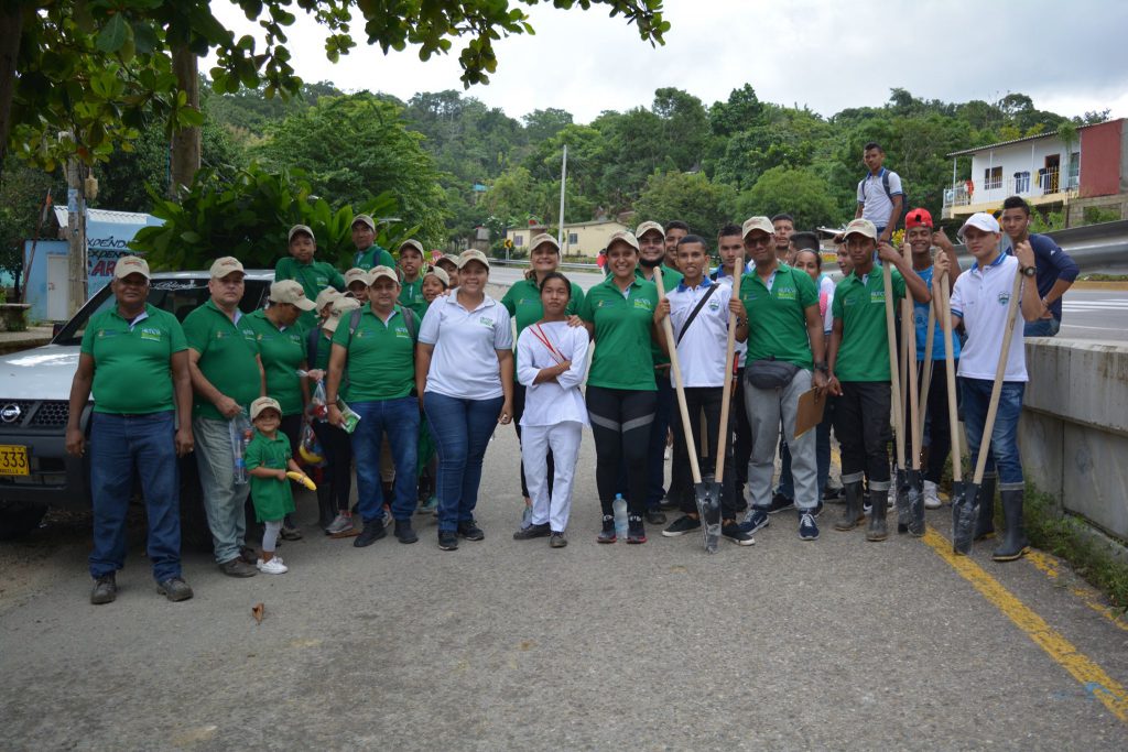 Equipo de Fundación Banasan y Frutesa trabajando en la conservación del río Guachaca.